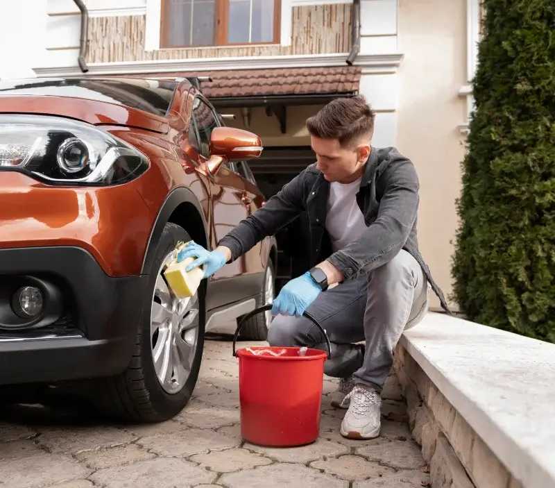 Lavage auto à domicile Goetzenbruck : professionnel intervenant sur un véhicule